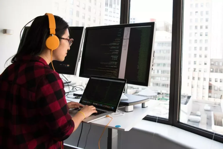 Jak rozwiązać problem z duplikacją treści na stronie?